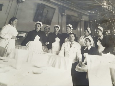 Официанты ресторана Казахстан 70 лет назад 